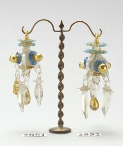 Ohrgehänge mit haferkornartigen Anhängseln aus Glas 