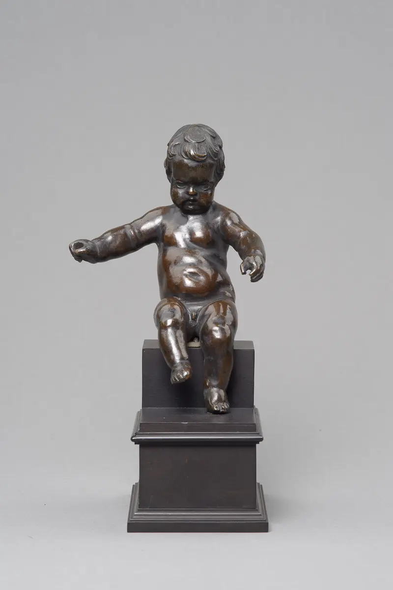 Sitzender Putto