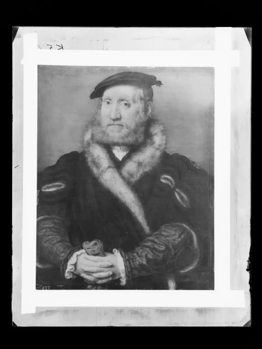 Bärtiger Mann im Pelz