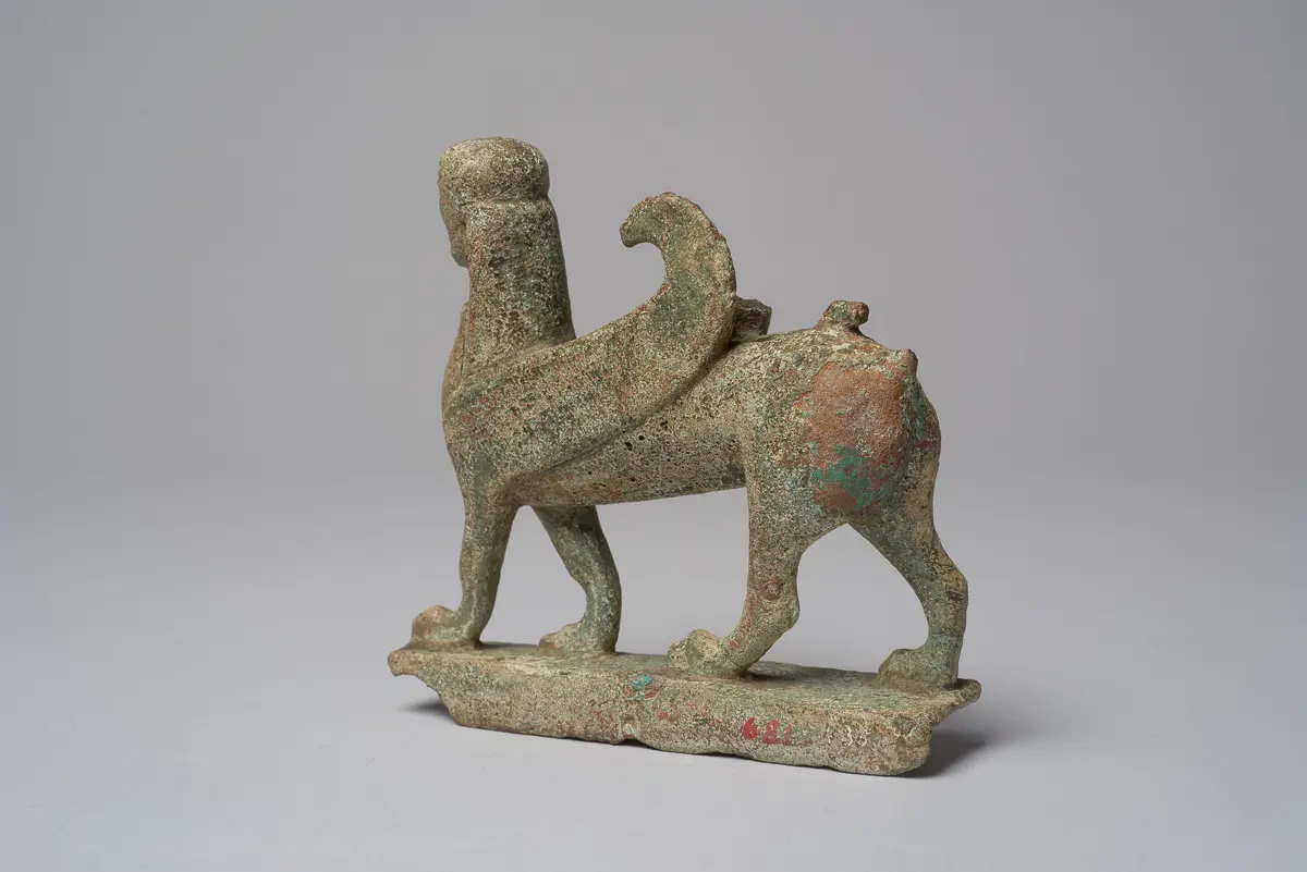 Figur eines geflügelten schreitenden Sphinx