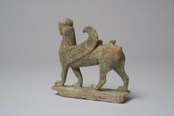 Figur eines geflügelten schreitenden Sphinx