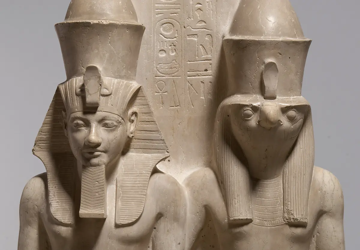 Statuengruppe des Gottes Horus und des Königs Haremhab