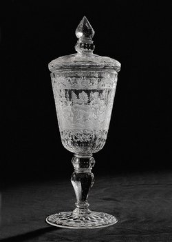 Deckelpokal mit zwei Jagdszenen