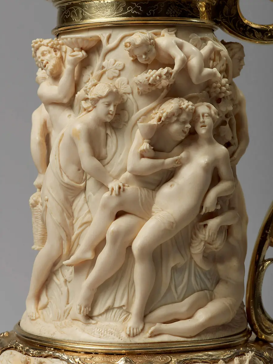 Deckelhumpen aus Elfenbein mit Bacchanal und mythologischen Szenen