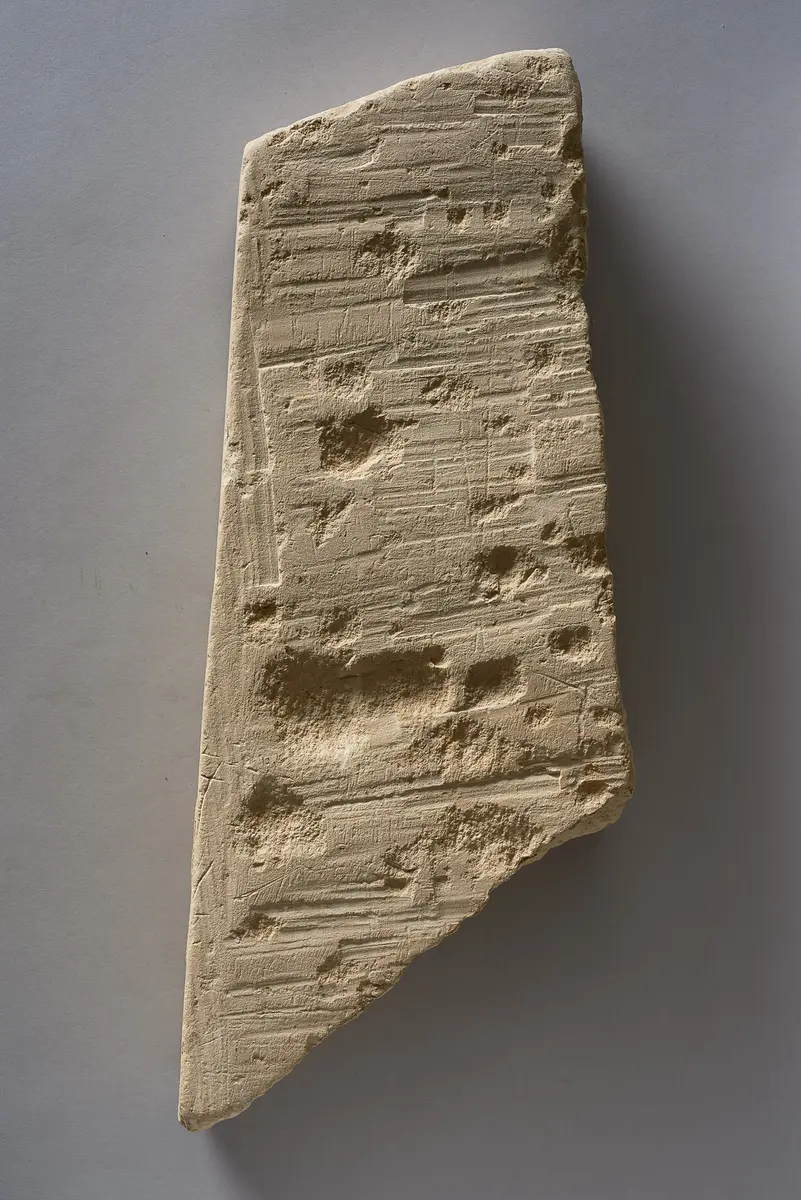 Fragment einer Apis-Stele mit demotischer Inschrift