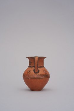 Amphoriskos der Black on red II (IV) Ware