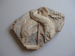 Fragment einer Aufsatzplatte mit Darstellung einer Meermedusa: Delphinpaar um Dreizackschaft