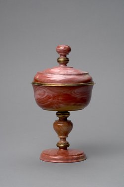 Deckelpokal aus Jaspis