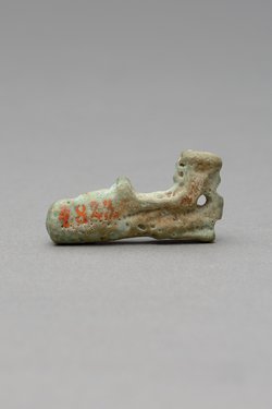 Kniender, nackter Mann mit übergroßem Phallus