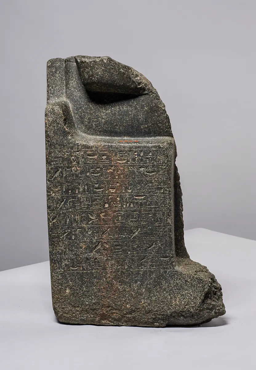 Fragment der Sitzstatue des Menu-nechet