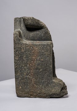 Fragment der Sitzstatue des Menu-nechet