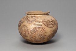 Topf mit Spiralbemalung