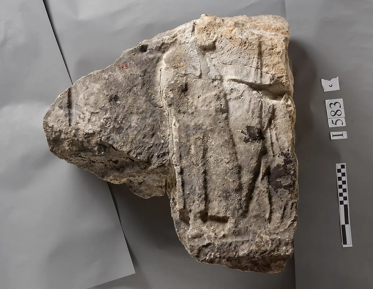 Fragment des Sarkophagkastens: Schreitende Figuren