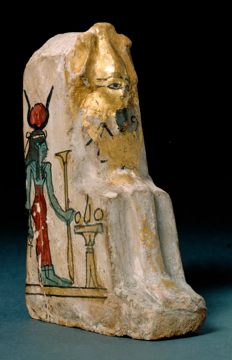 Obeliskenförmiger Behälter mit Osirisfigur