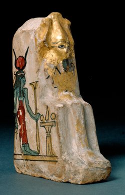 Obeliskenförmiger Behälter mit Osirisfigur