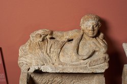 Deckel einer Aschenurne: Gelagerter Mann