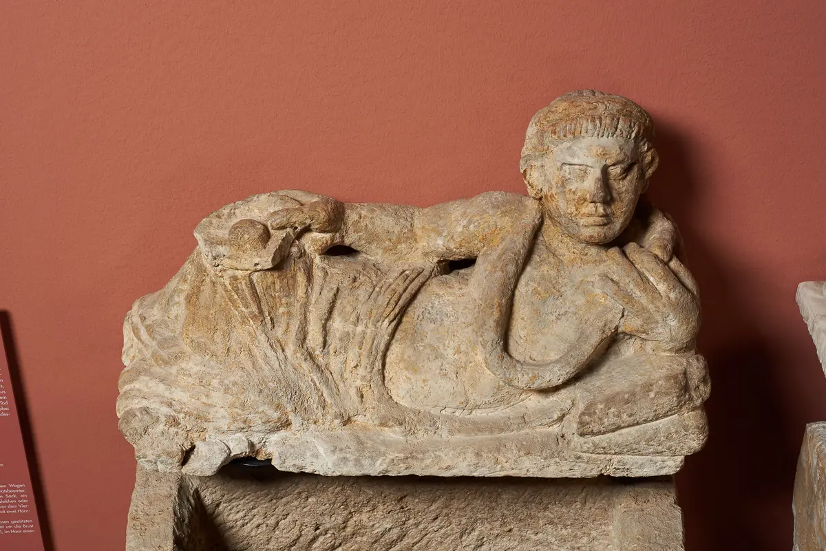 Deckel einer Aschenurne: Gelagerter Mann