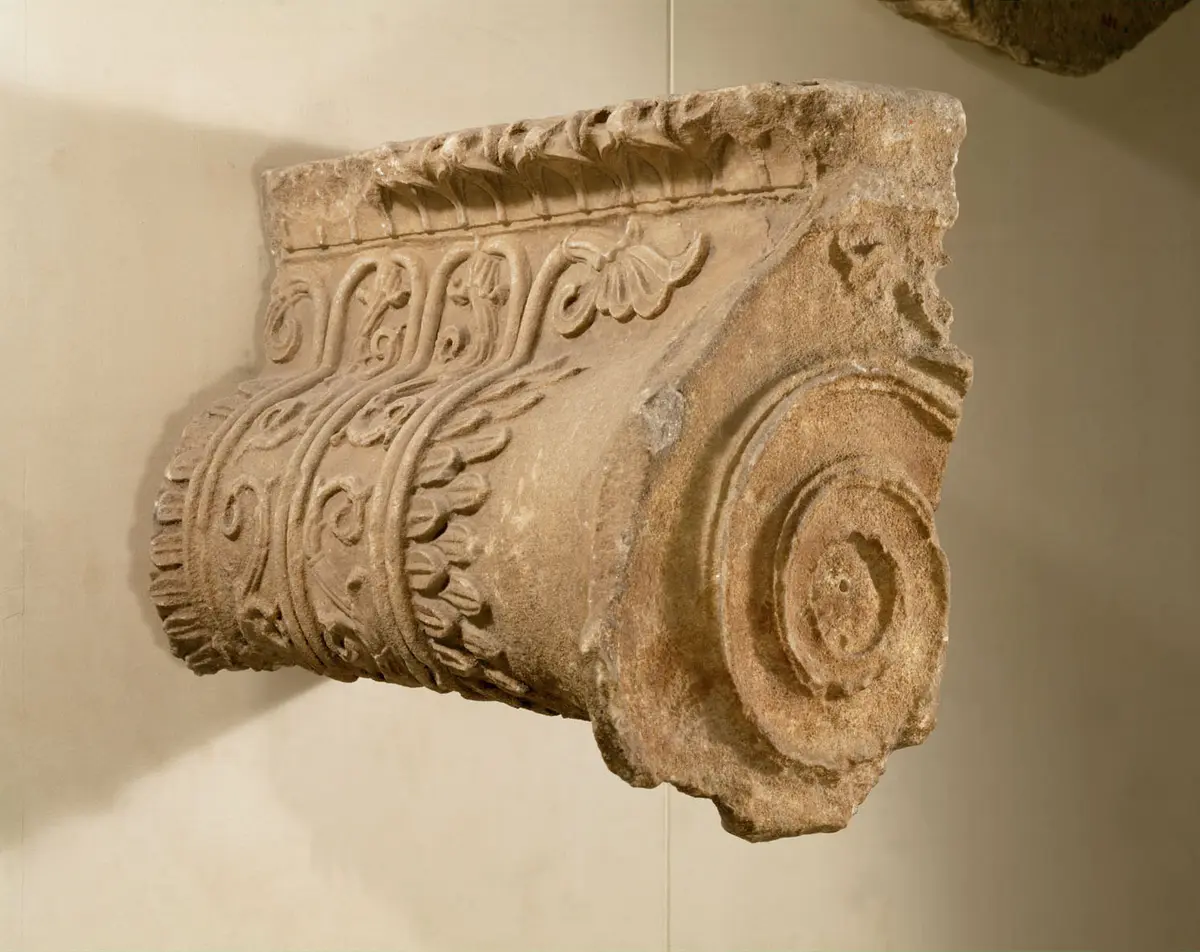 Fragment eines ionischen Kapitells