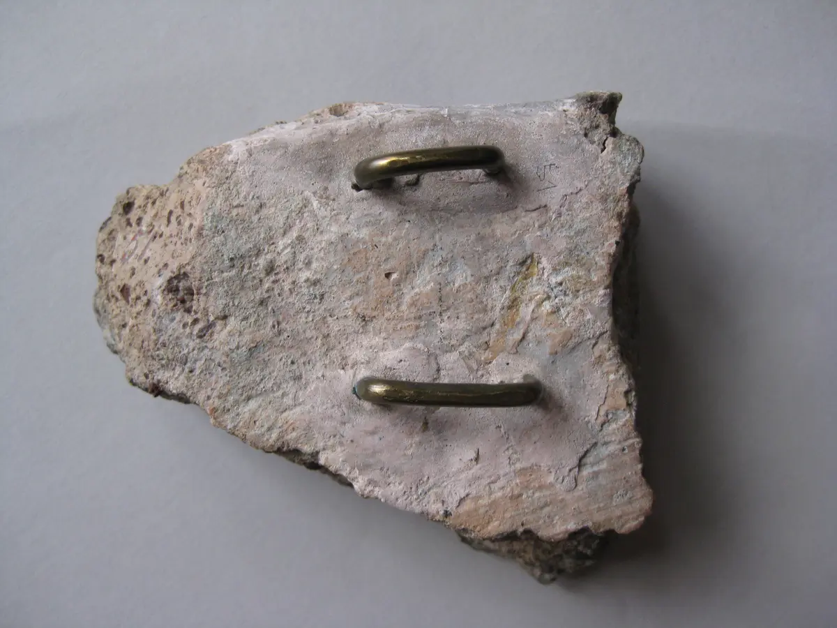 Fragment aus dem linken Teil einer Sima: Satyrknabe auf Panther