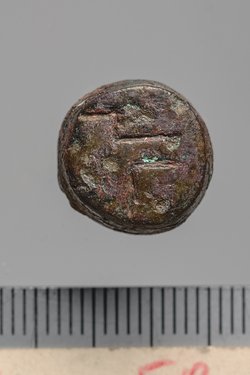 Kegelförmiges Objekt mit Inschrift