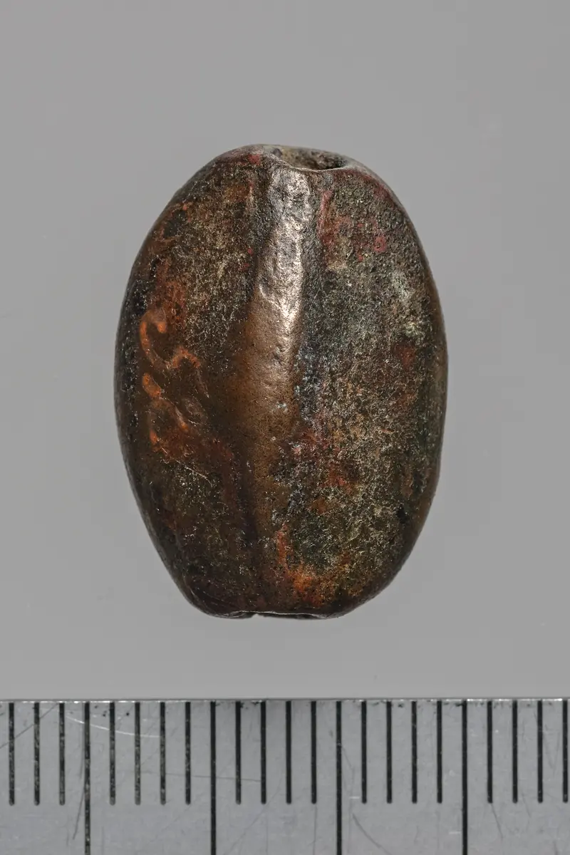 Kauroidförmiges Amulett mit Durchbohrung