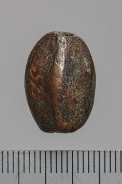 Kauroidförmiges Amulett mit Durchbohrung