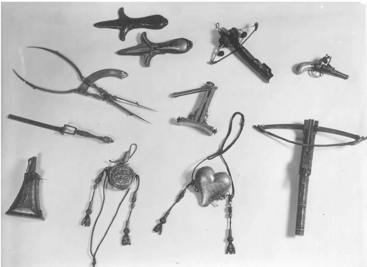 Zirkel, Armbrüste, Pistole etc.