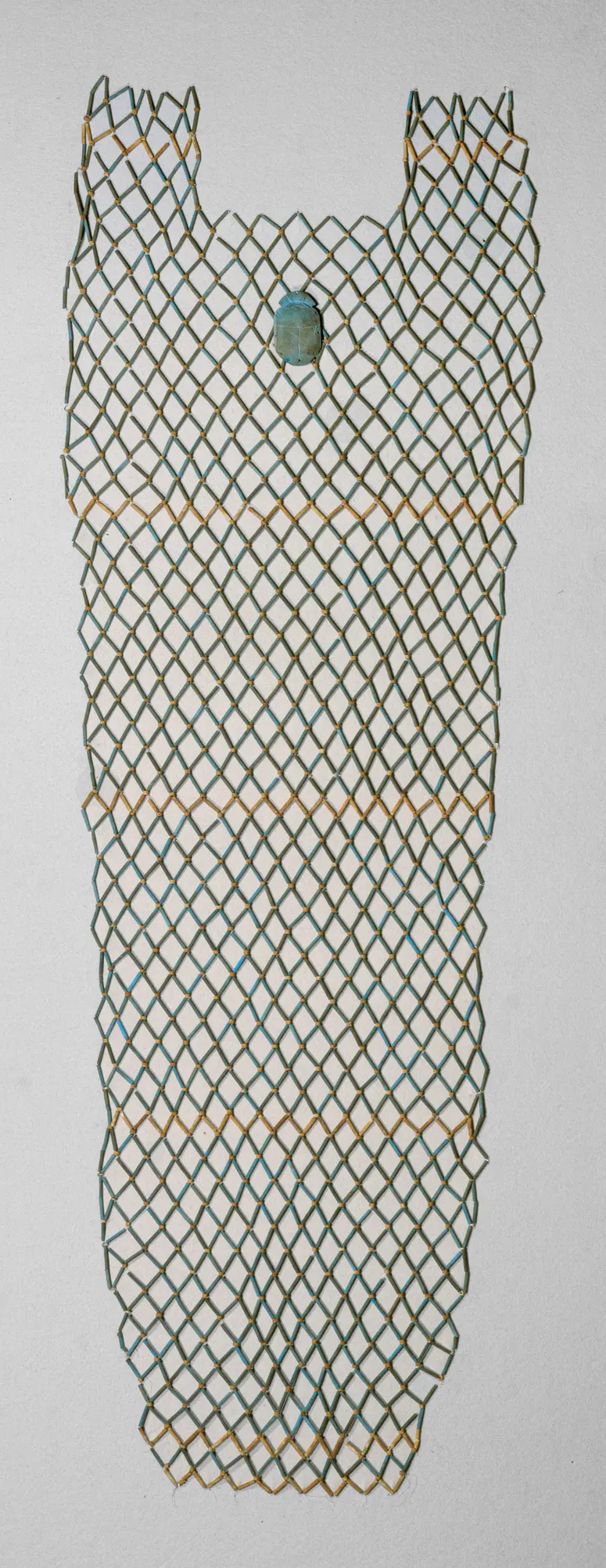 Perlennetz von der Mumie des Iru mit Skarabäus