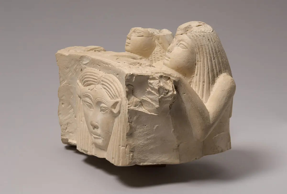 Fragment eines Hathorbeckens mit zwei Stifterfiguren