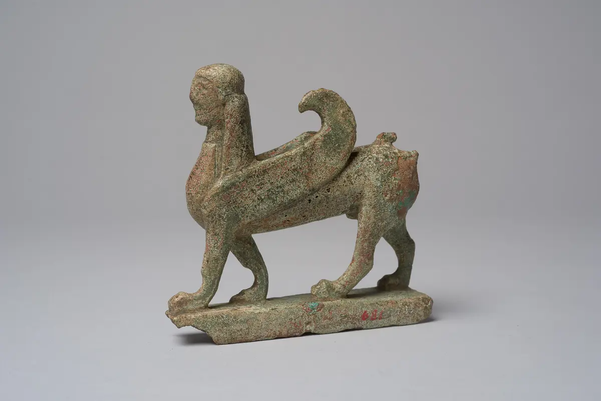 Figur eines geflügelten schreitenden Sphinx
