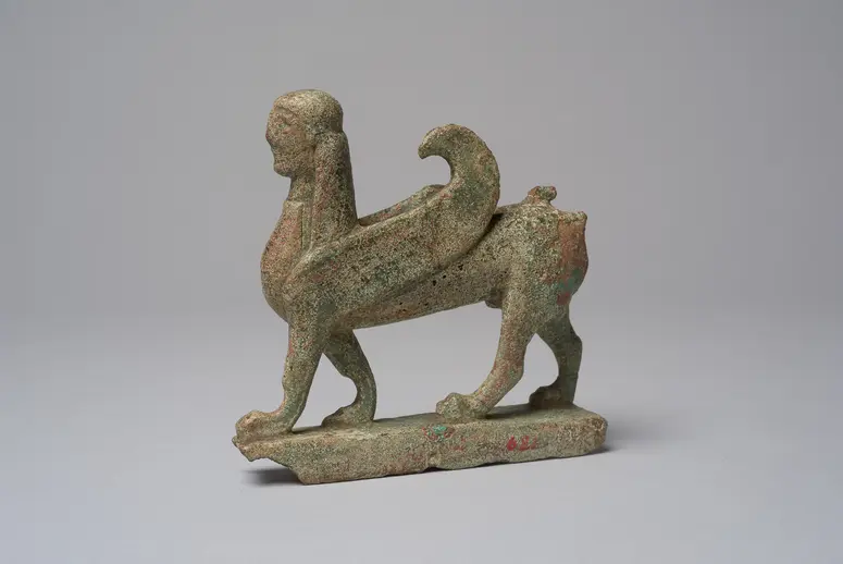 Figur eines geflügelten schreitenden Sphinx