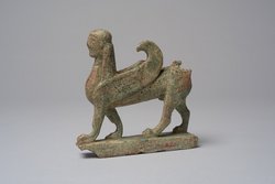 Figur eines geflügelten schreitenden Sphinx