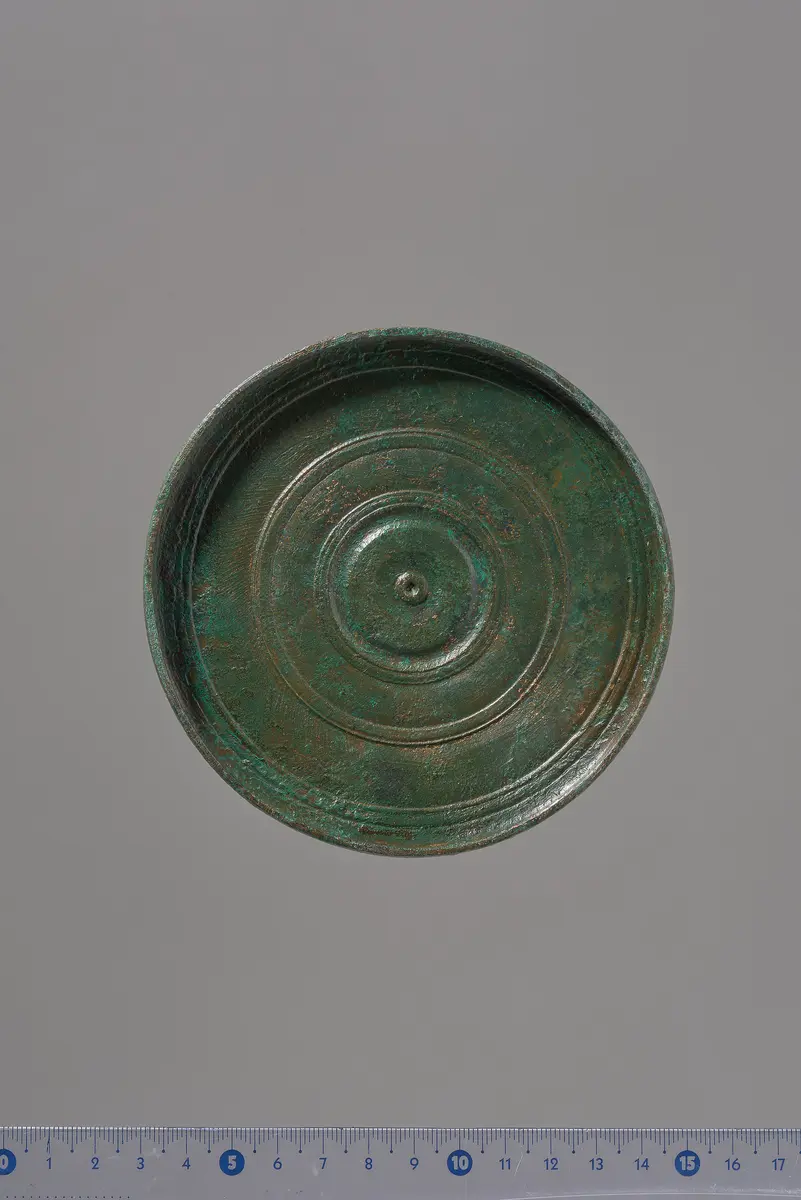 Teile eines Klappspiegels: Deckel mit Reliefapplik (siegreicher Reiter), Unterteil