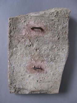 Fragment vom rechten Rand einer Aufsatzplatte: Wein lesender Satyr