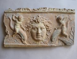 Aufsatzplatte: Meermedusa zwischen Erosknaben auf Delphinen