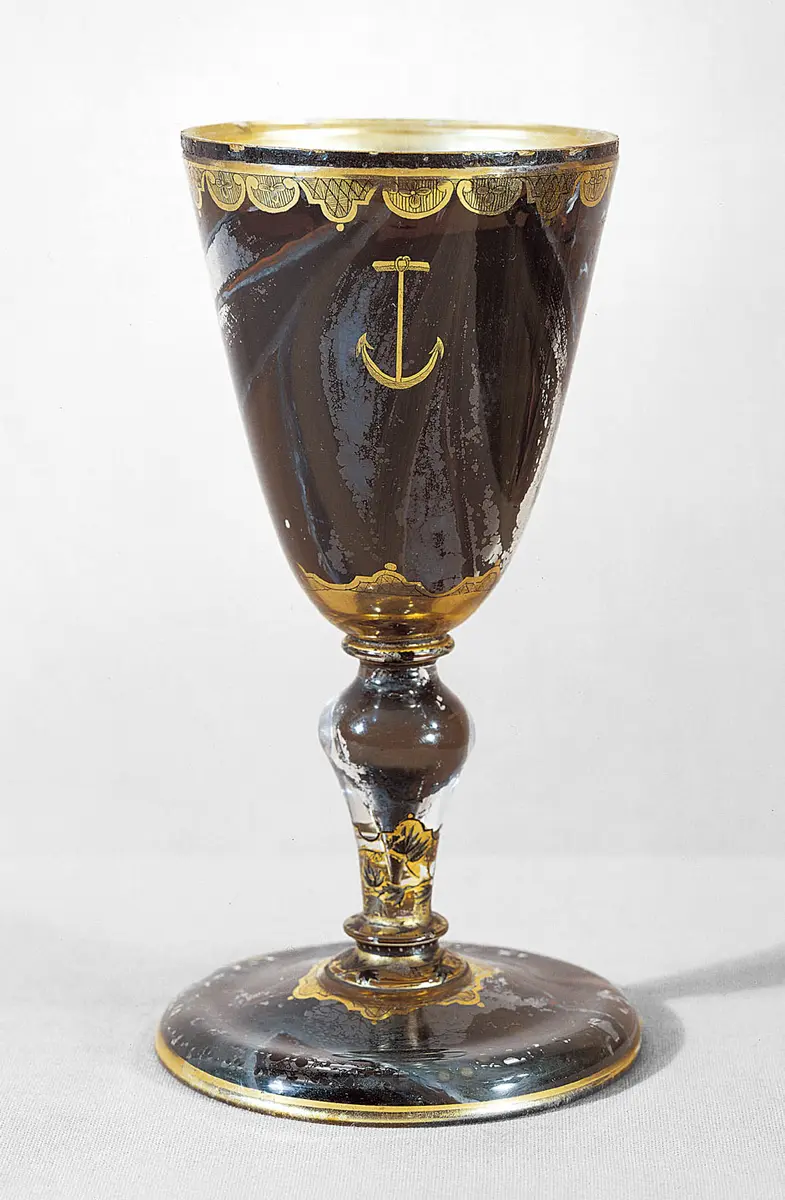 Marmorierter Doppelwandpokal mit Anker-Emblem