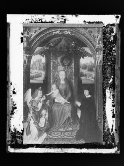 Mitteltafel des Johannesaltärchens: Thronende Maria mit dem Kind, Engel und unbekannter Stifter