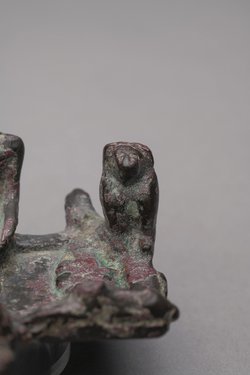 Kleine Opferplatte mit Opferndem, je zwei Affen, Fröschen und Löwen, zwei Ösen