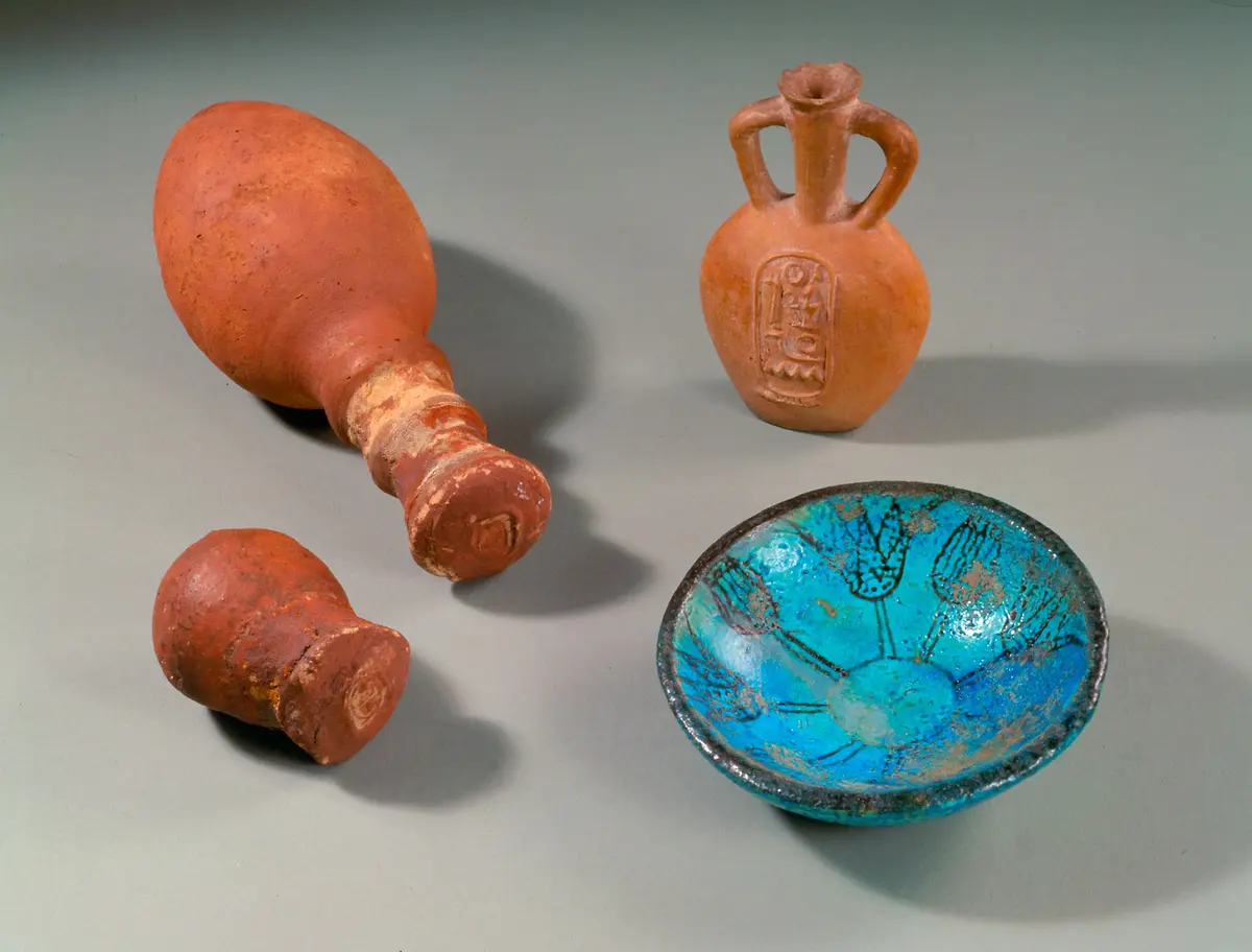 Kleine Vase mit gesiegeltem Schlammverschluß