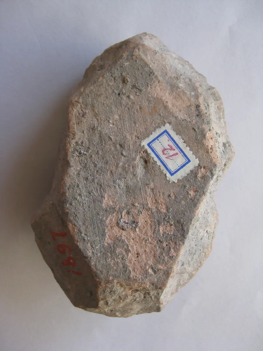 Fragment einer Krönung mit Theatermasken im Bogenfries: Theatermaske