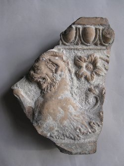 Fragment einer Sima: Löwengreif, in Ranken übergehend