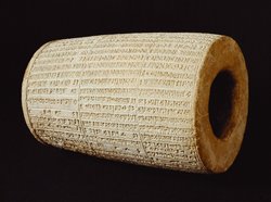 Großer Zylinder mit Bauurkunde