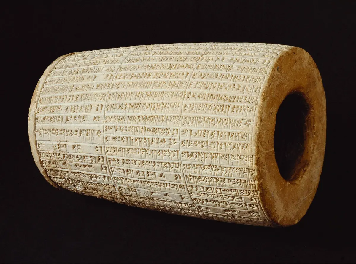 Großer Zylinder mit Bauurkunde