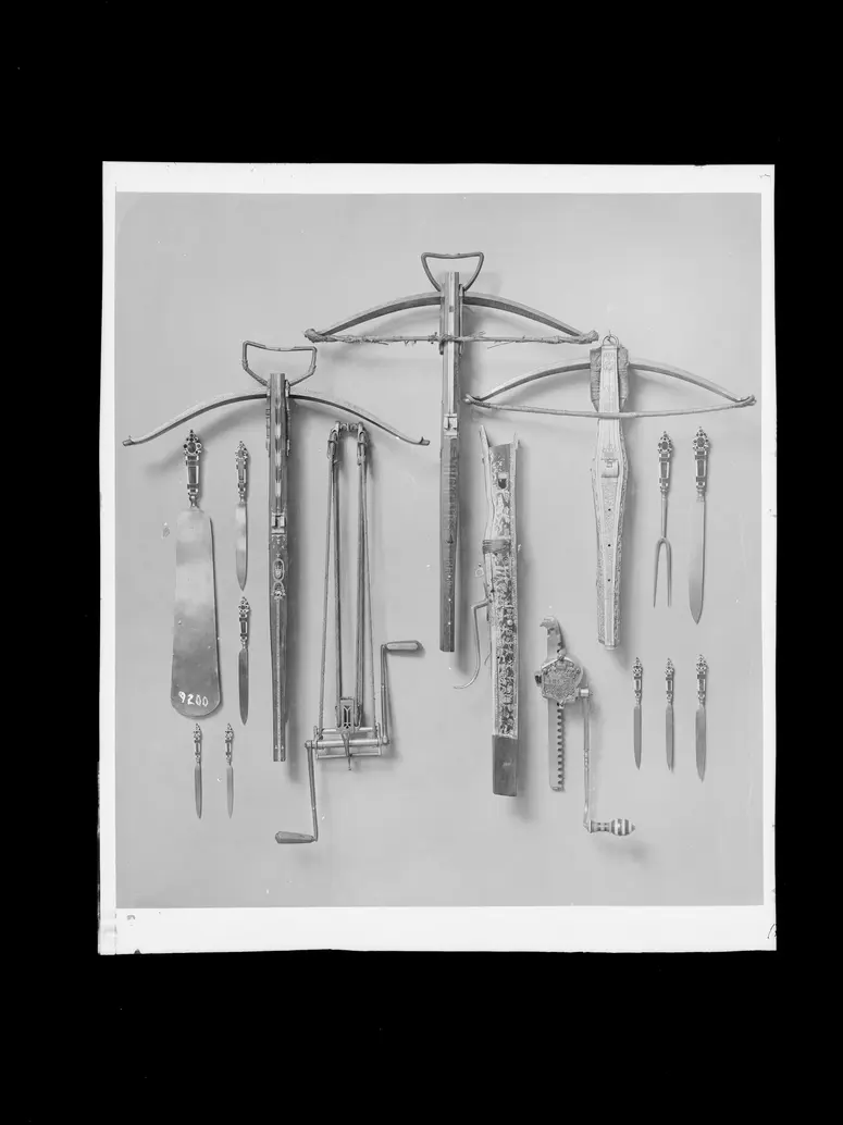 Jagdbesteck (bestehend aus einem Waidblatt, einer Gabel und acht Aufbruch- und Zerwirkmessern) mit Lederetui; Armbrust; Flaschenzugwinde; Jagdarmbrust; Säule einer Armbrust; Armbrust; Deutsche Winde