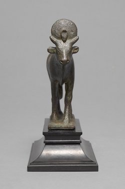 Schreitender Apis-Stier