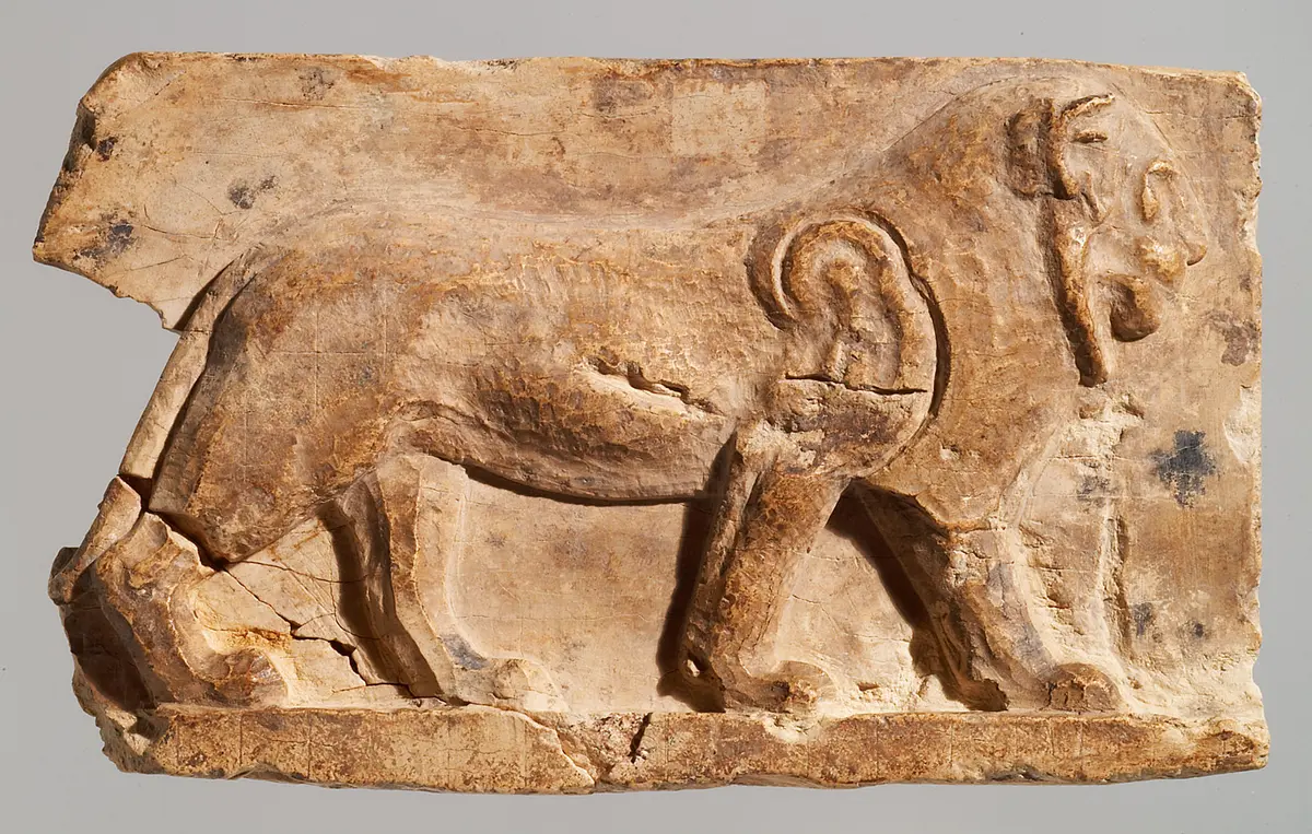 Relief eines schreitenden Löwen
