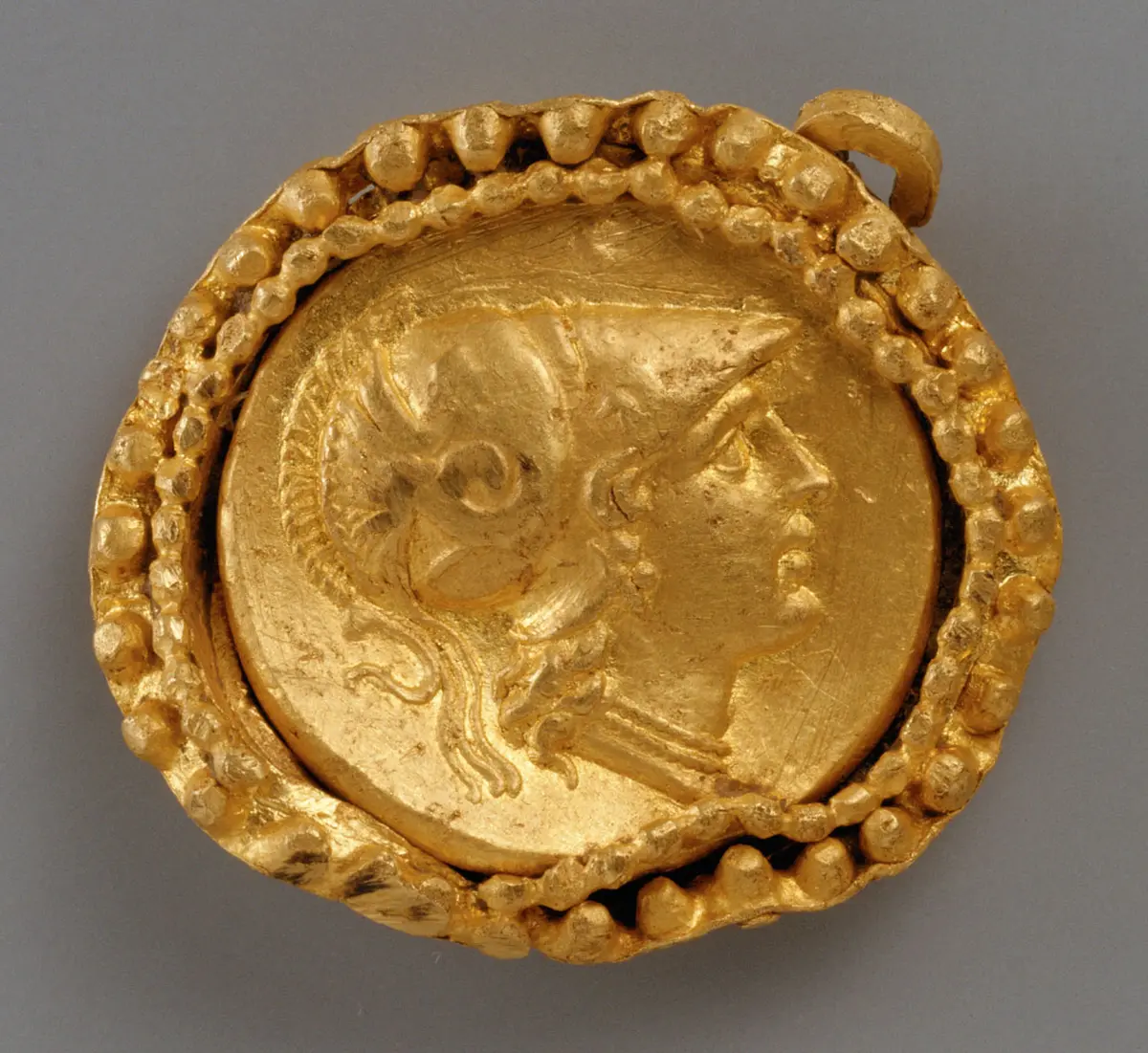 Goldstater, als Brosche gefaßt
