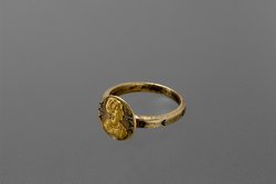 Fingerring mit Porträt der Araxia