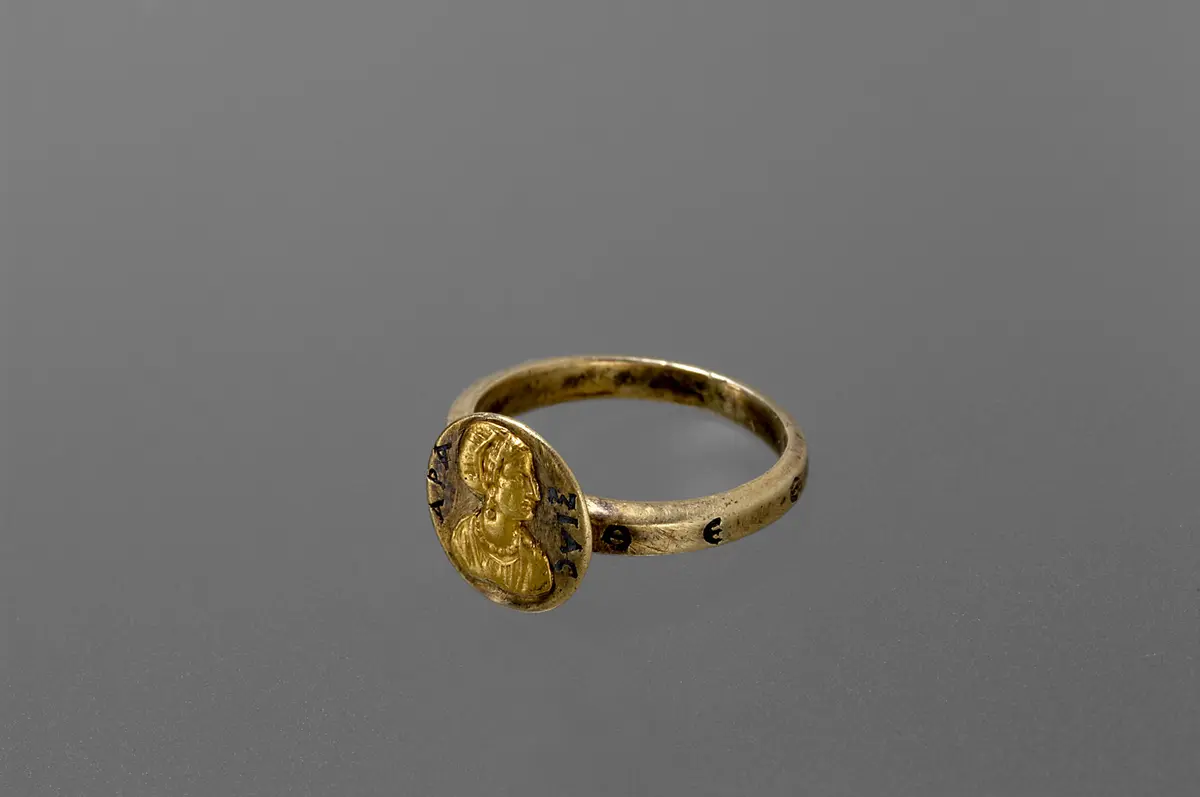 Fingerring mit Porträt der Araxia