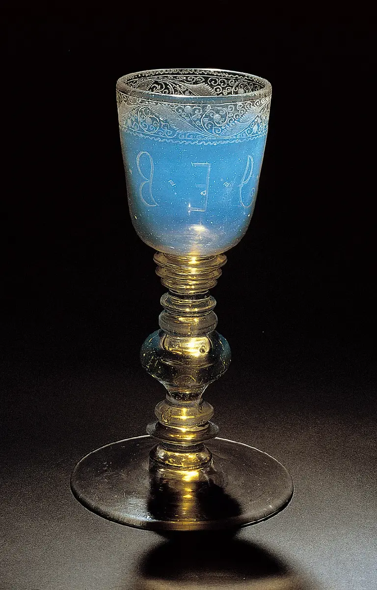 Opalglas-Pokal mit Initialen 